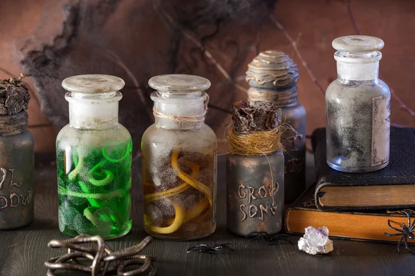 Bocaux d'apothicaire sorcière potions magiques décoration d'Halloween — Photo