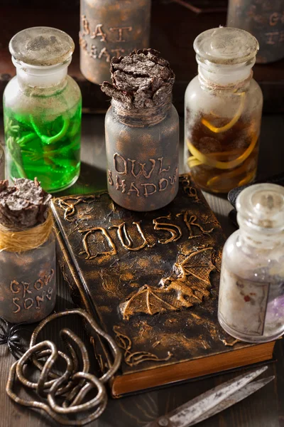 Bocaux d'apothicaire sorcière potions magiques décoration d'Halloween — Photo