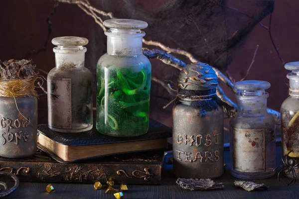 Hexe Apotheke Gläser Zaubertränke Halloween-Dekoration — Stockfoto