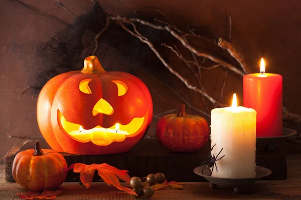 Halloween Jack O Lanterna abóbora decoração aranhas velas — Fotografia de Stock