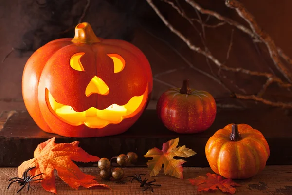 Halloween jack o laterne kürbis dekoration spinnen kerzen — Stockfoto