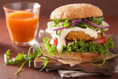 Vejetaryen havuç ve yulaf burger salatalık soğan ile