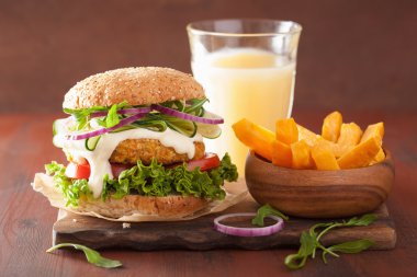 Vejetaryen havuç ve yulaf burger salatalık soğan ile