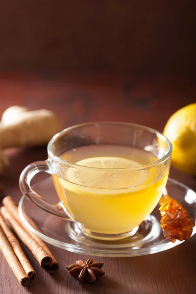 Chá de canela de gengibre de limão quente em copo de vidro — Fotografia de Stock