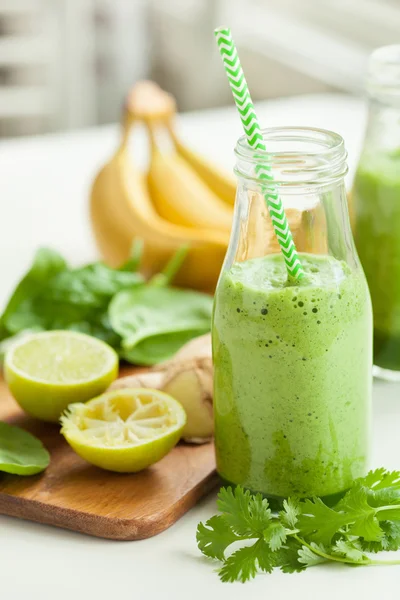 Sano frullato di spinaci verdi con coriandolo lime zenzero banana — Foto Stock
