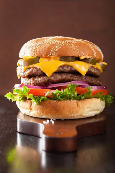 Jalapeno-paradicsom-hagyma, dupla sajt-burger — Stock Fotó