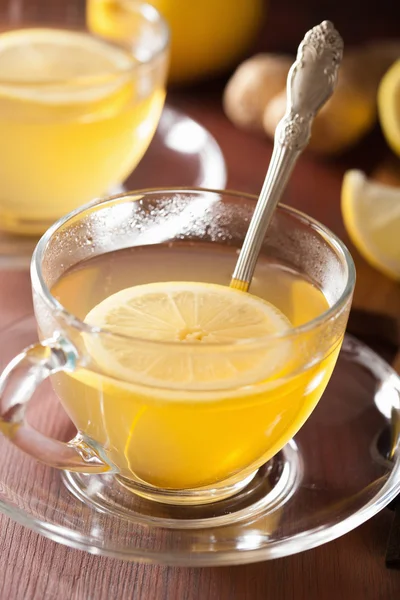 Té de jengibre de limón caliente en taza de vidrio —  Fotos de Stock