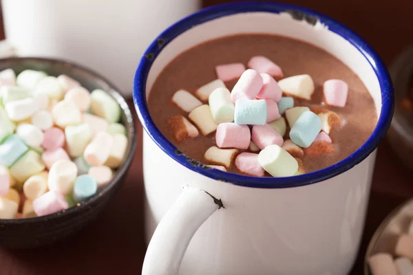 Horká čokoláda s mini marshmallows skořicový nápoj — Stock fotografie