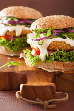 Vejetaryen havuç ve yulaf burger salatalık soğan ile