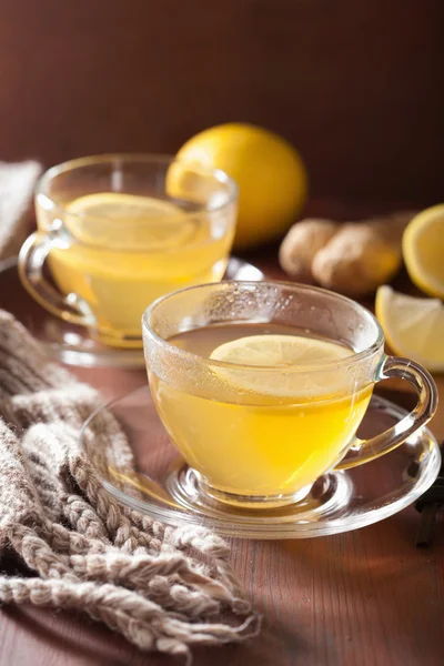 Horké citron zázvorový čaj ve sklenici — Stock fotografie