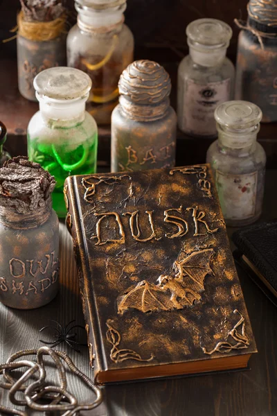 Słoiki czarownic magiczne mikstury książka halloween dekoracji — Zdjęcie stockowe