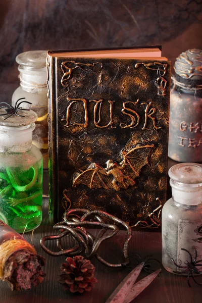 Bruxa boticário frascos poções mágicas livro halloween decoração — Fotografia de Stock