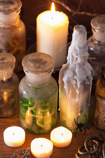 Bocaux d'apothicaire sorcière potions magiques décoration d'Halloween — Photo