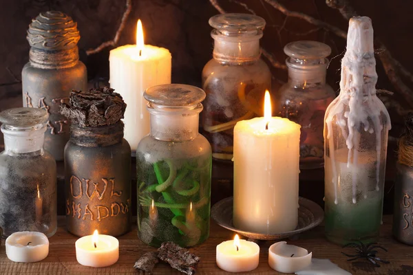 Cadı eczacı kavanozları sihirli iksir kitabı cadılar bayramı dekorasyonu — Stok fotoğraf