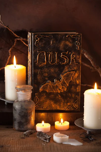 Bruja boticario tarros mágico pociones libro halloween decoración —  Fotos de Stock