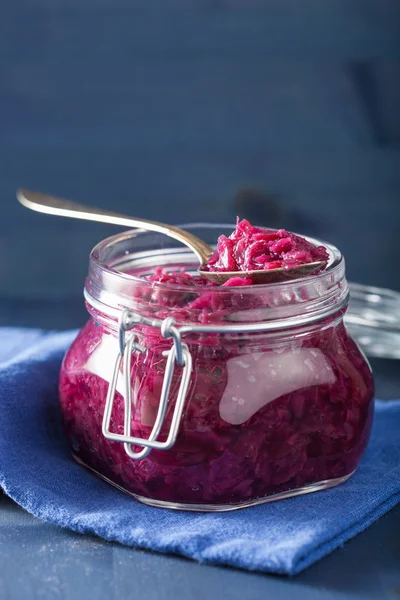 Cavolo rosso sottaceto in vaso di vetro — Foto Stock