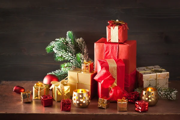 Rode en gouden christmas gift box en decoratie — Stockfoto