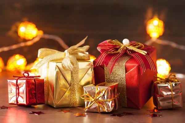 Červené a zlaté vánoční dárkové krabice a dekorace — Stock fotografie