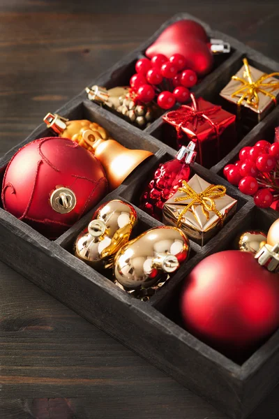 Regalo de Navidad y decoración en caja de madera — Foto de Stock
