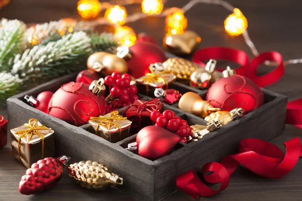 Presente de Natal e decoração em caixa de madeira — Fotografia de Stock