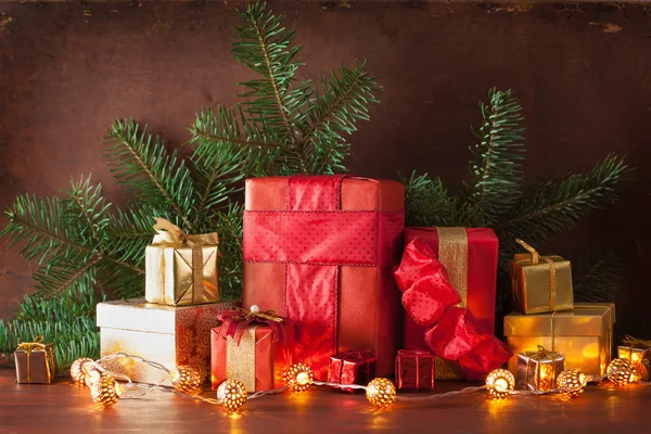 Rode en gouden christmas gift box en decoratie — Stockfoto