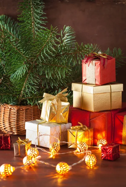 Červené a zlaté vánoční dárkové krabice a dekorace — Stock fotografie