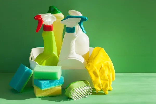 Tisztítószerek háztartási spray kefe szivacs kesztyű — Stock Fotó