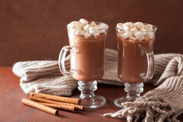 Chocolate quente com mini marshmallows canela bebida de inverno quente — Fotografia de Stock