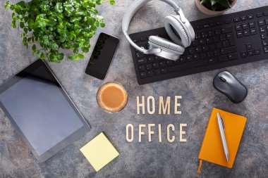 Klavye bilgisayarlı mesaj masasında çalış. Akıllı telefon, ev bilgisayarları, çalışma alanı ofisleri...