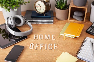 Ev ofisinin mesaj masasında tablet bilgisayarlı akıllı telefon defterli ev bilgisayarlı ev bilgisayarları, evde çalışma alanı