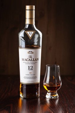 Trondheim, Norveç - Mai 19 2020: Macallan malt viski, 12 yıllık şişe ve cam viski