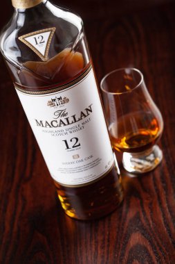 Trondheim, Norveç - Mai 19 2020: Macallan malt viski, 12 yıllık şişe ve cam viski