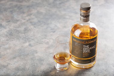 Trondheim, Norveç - 20 Mayıs 2020: Bruichladdich tek malt viski şişesi ve cam