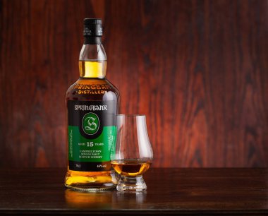 Trondheim, Norveç - 20 Mayıs 2020: Springbank malt viski şişesi ve cam