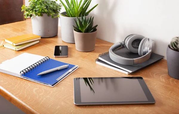 Escritorio Oficina Casa Con Tablet Ordenador Teléfono Inteligente Plantas Interior — Foto de Stock