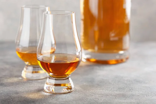 Glas Whisky Sprit Konjak Grå Betong Bakgrund — Stockfoto