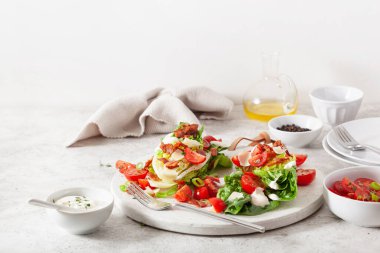 Domuz pastırmalı, parmesanlı romaine marulu ve sos. Sağlıklı Keto Paleo Diyet Yemeği