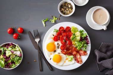 Sağlıklı keto diyeti kahvaltısı: yumurta, domates, salata yaprakları ve pastırma