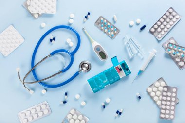 İlaç kutusu steteskop şırınga kapsülü ilacı. Grip virüsü için tıbbi tedavi