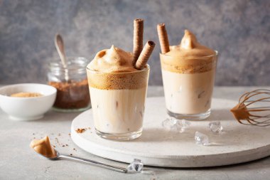 Bardakta dalgona kahvesi. Şekerli ve sıcak suyla çırpılmış modaya uygun kahve