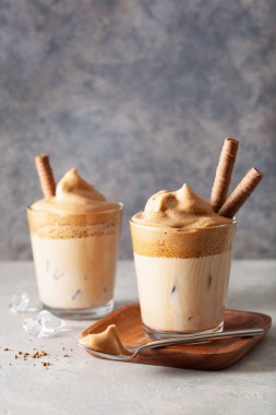 Bardakta dalgona kahvesi. Şekerli ve sıcak suyla çırpılmış modaya uygun kahve