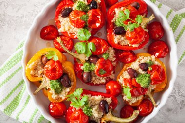 Doldurulmuş dolma biber, kinoalı domates zeytin ve bitki soslu chimichurri.