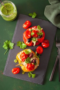 Doldurulmuş dolma biber, kinoalı domates zeytin ve bitki soslu chimichurri.