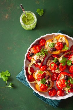Doldurulmuş dolma biber, kinoalı domates zeytin ve bitki soslu chimichurri.