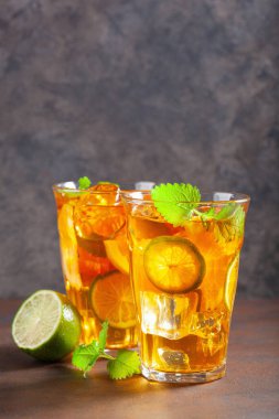 Limonlu ve naneli buzlu çay.