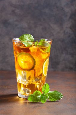 Limonlu ve naneli buzlu çay.