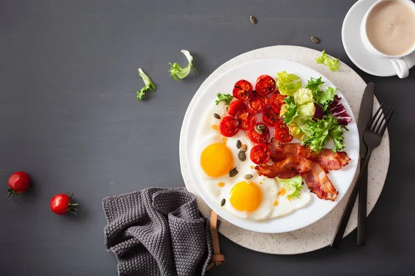 Healthy Keto Diet Breakfast Egg Tomatoes Salad Leaves Bacon — Stock Photo, Image