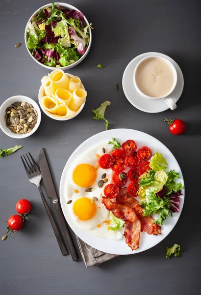 Saudável Keto Dieta Café Manhã Ovo Tomate Folhas Salada Bacon — Fotografia de Stock