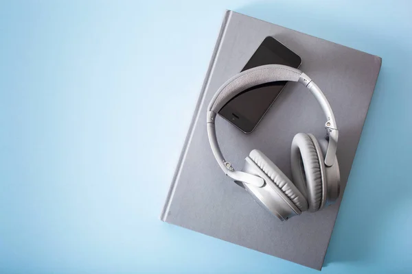 Sesli Kitap Konsepti Modern Kablosuz Kulaklıklar Akıllı Telefon Kitap — Stok fotoğraf