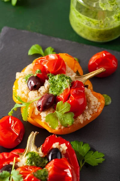 Pimientos Rellenos Con Tomates Quinua Aceitunas Salsa Hierbas Chimichurri —  Fotos de Stock